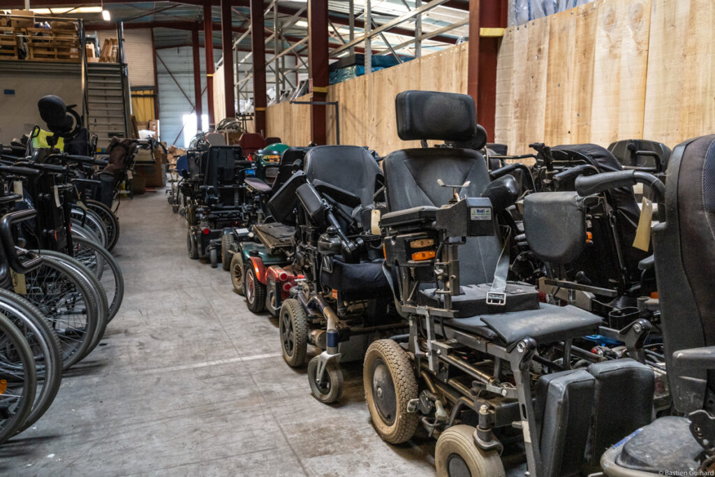 En 2021, l’agence d’Azay-le-Brûlé a collecté plus de 130 tonnes de matériel médical - une profusion d’équipements dont témoigne l’amplitude des entrepôts