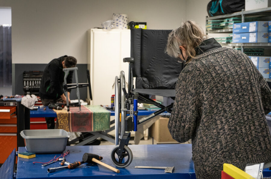 Comment faire face au vieillissement de la population en s’inscrivant dans une démarche à la fois sociale et écologique ? Pour Envie Autonomie 79, la réponse consiste à faciliter l’accès à du matériel médical d’occasion, via des tarifs solidaires. Depuis sa création en 2019, des salarié.es en insertion y reconditionnent du matériel médical non-utilisé ou endommagé, depuis les ateliers de l’agence située à Azay-le-Brûlé (79). Les articles sont vendus à des particuliers comme des professionnels du secteur médical