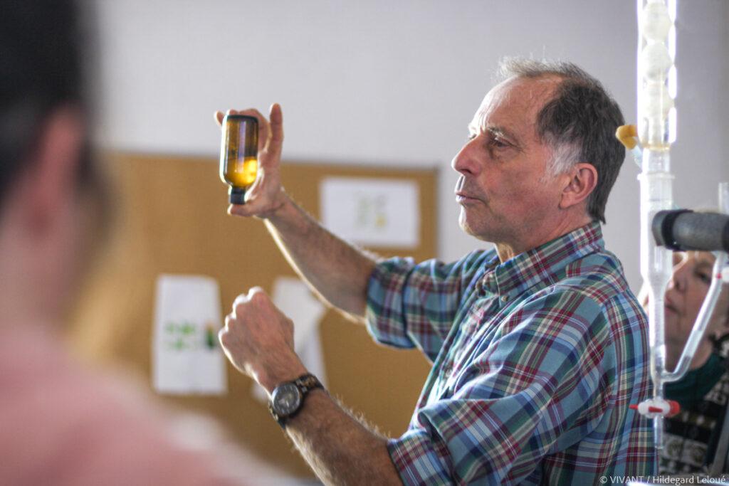 Jean-Pierre Scherer - Le processus d’hydrodistillation est un jeu de patience à la mécanique bien huilée