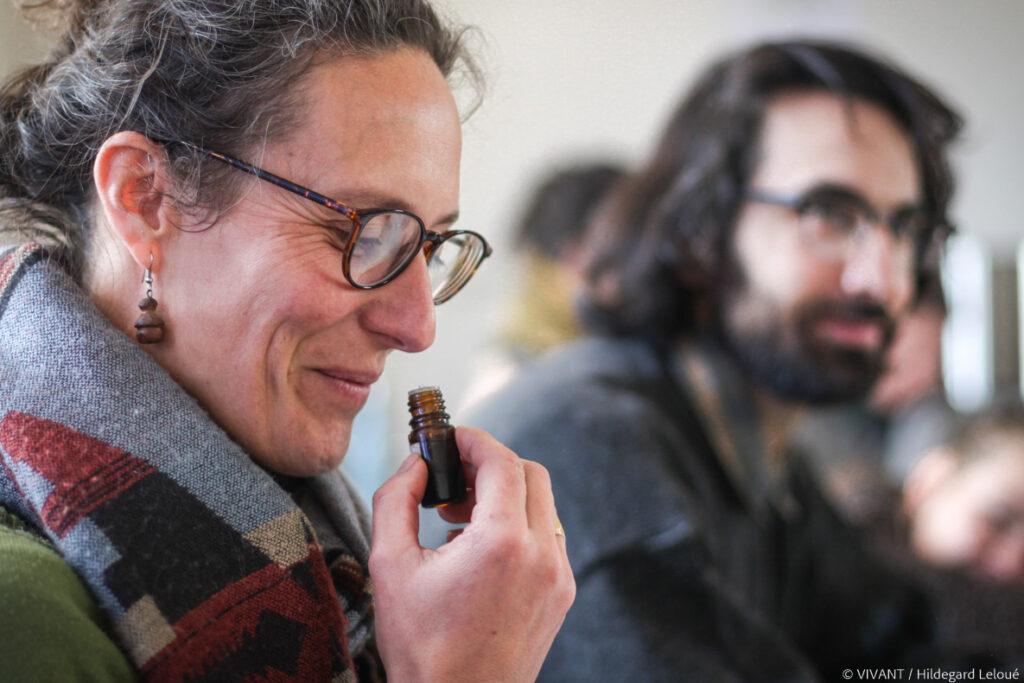Jean-Pierre Scherer, formateur PAM -  Annabelle, séduite par l’huile essentielle de rose distribuée en guise de démonstration.