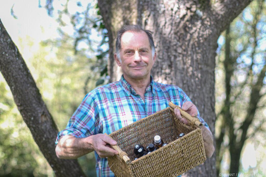 Jean-Pierre Scherer, intervenant en agronomie, botanique et écologie partage sa passion des PAM dans de nombreuses formations.