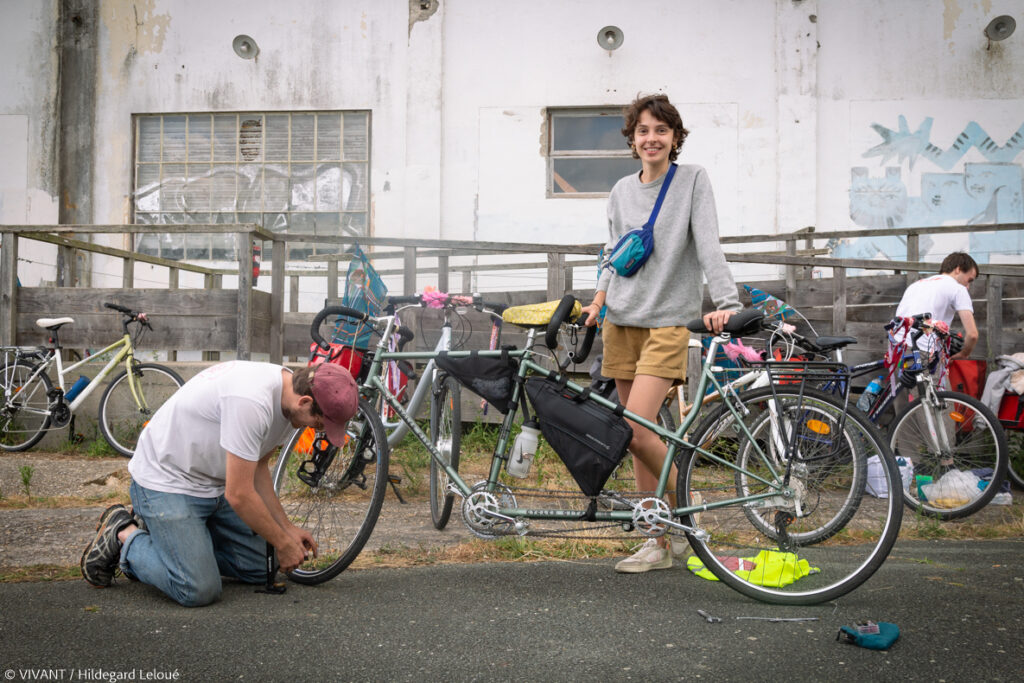 Les Gaillardes - Antoine, menuiser, et Valentine, étudiante en joaillerie, procèdent à quelques réparations sur leur tandem