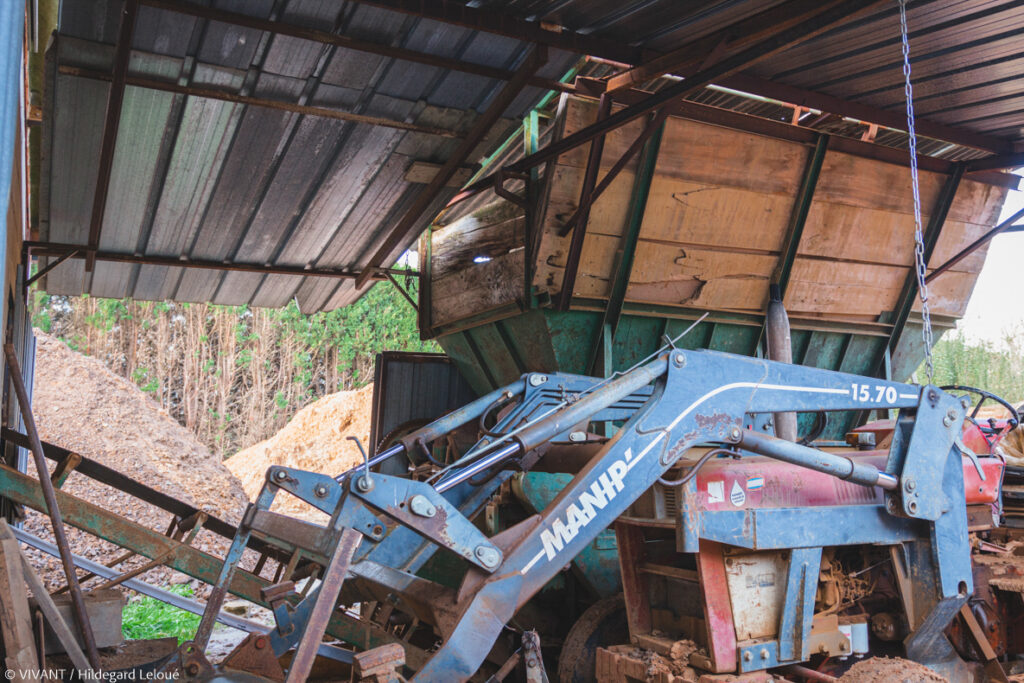Ollas, technique d'irrigation millénaire; La terre locale entreposée à l’extérieur de l’atelier est broyée plusieurs fois, soumise à un test d’absorption d’humidité, mouillée et malaxée, puis laissée en fermentation une dizaine de jours.