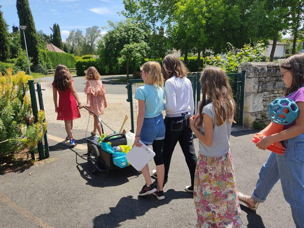 Tous les élèves sortent en classe dehors une demi-journée chaque semaine. Pour transporter le matériel, ils utilisent une petite charrette