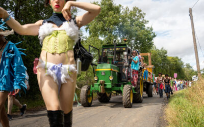 Marche des Fiertés Rurales : un défilé entre paille, paillettes et politique