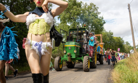 Marche des Fiertés Rurales : un défilé entre paille, paillettes et politique
