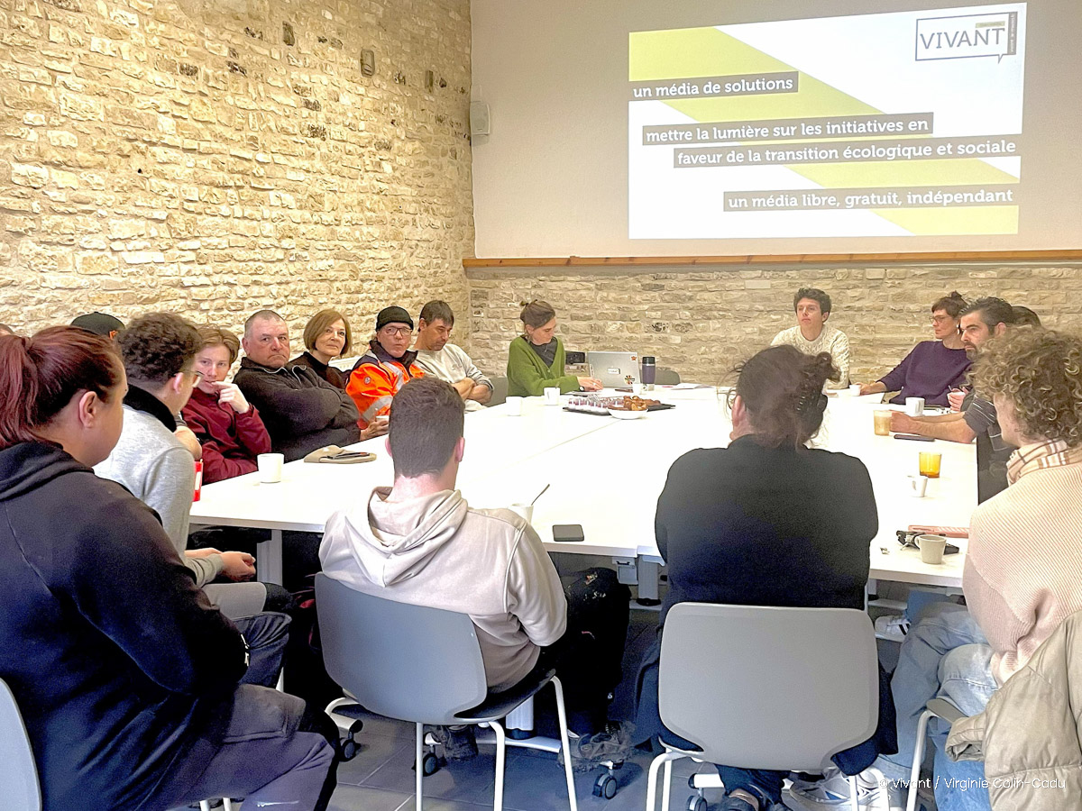 des habitants à une conférence de rédaction citoyenne